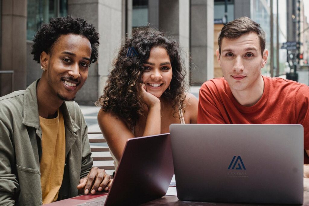 Ao preencher o setor "Estudante" no seu perfil do LinkedIn, você pode adicionar várias informações relevantes para destacar sua experiência e formação acadêmica.